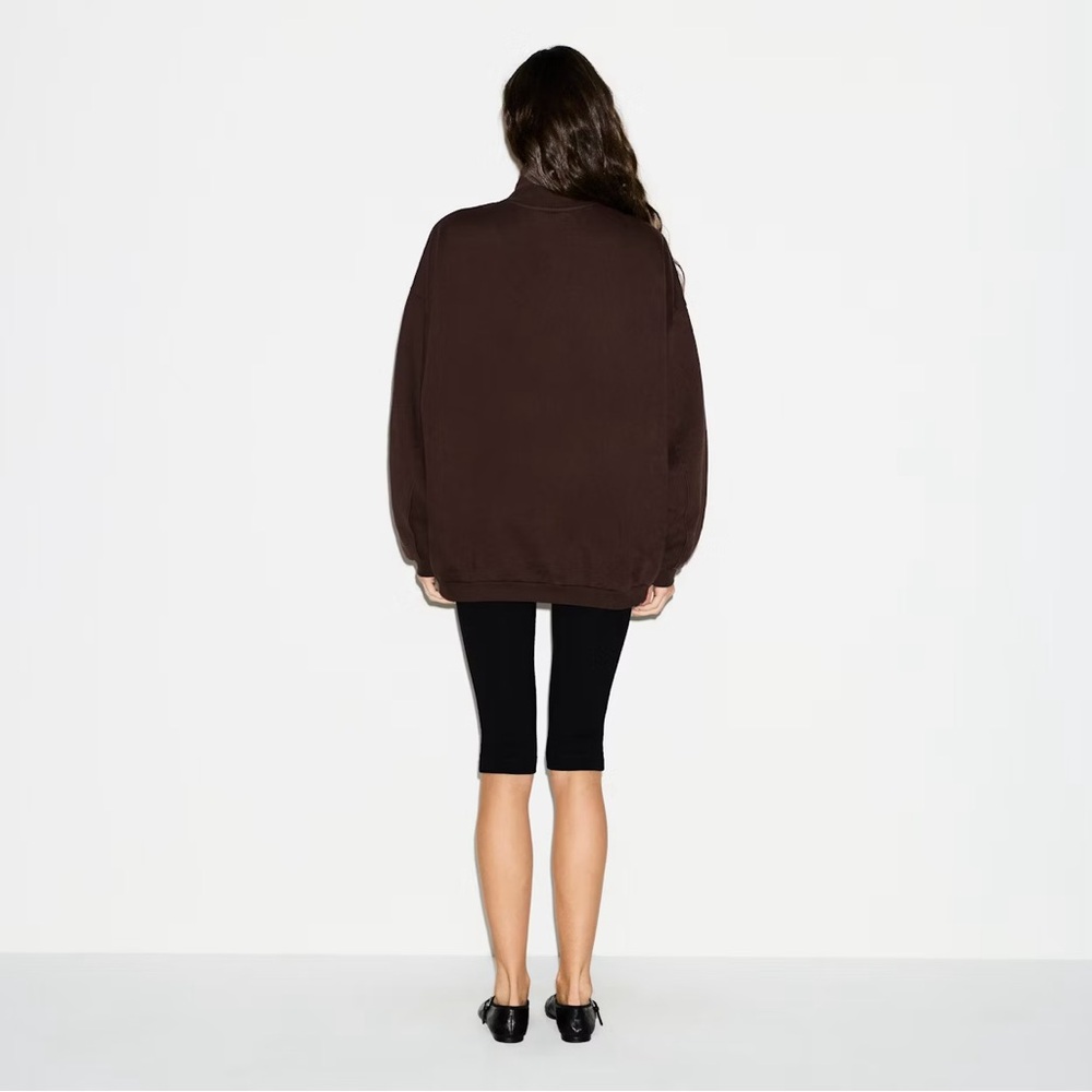 Skims Boyfriend Fleece Oversized Half-Zip Pullover In Espresso - Picture 5 of 8